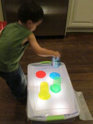 Great way to keep kids busy. Diy Light Table, Diy Light, Sensory Table, Preschool Science, Teaching Preschool, Preschool Fun, Preschool Classroom, Sensory Bins, Sensory Activities