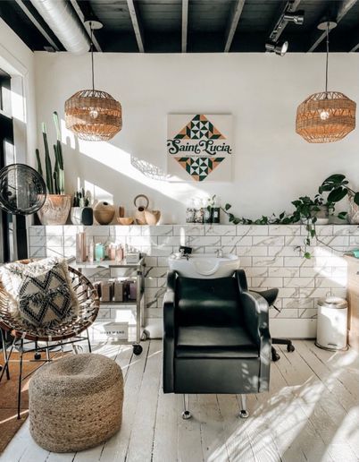 12 Salon Suites Serving All the Decor Inspiration - Career - Modern Salon Boho Salon Suite, Salon Suite Decor, Salon Simple, Home Hair Salons, Home Beauty Salon, Esthetician Room Decor, Hair Salon Design, Hair Salon Interior, Salon Suites Decor