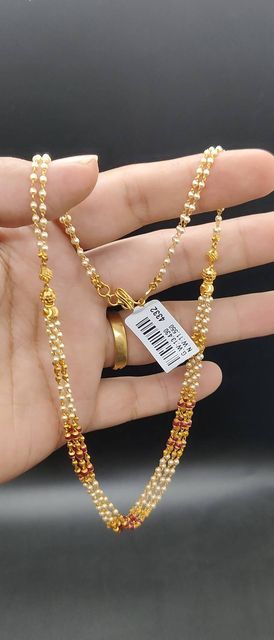 Mutyala Chain Designs, Mutyala Haram Designs, Pearl Chain Designs In Gold, Matte Gold Jewelry, Gold Neck Chain, Gold Jewels Design, Gold Jewelry Outfits, Choker Necklace Designs, Gold Bangle Set