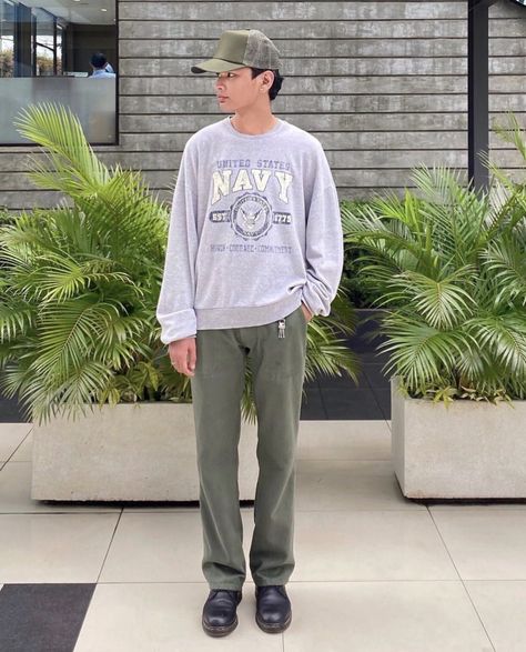 Army Green Pants Outfit Men, Green Pants Outfit Men, Army Green Pants Outfit, Man Ootd, Balance Outfit, Green Pants Outfit, Loose Pants Outfit, Army Green Pants, Outfit References