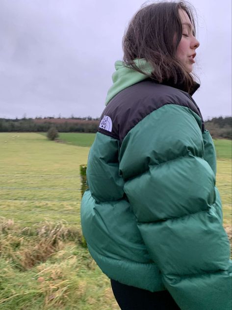 Dark Green North Face Puffer, Outfits With Green Puffer Vest, North Face Puffer Jacket Green, Outdoorsy Fits, Green North Face Puffer, North Face Puffer Outfit, Snow Fits, Green North Face, Puffer Outfit