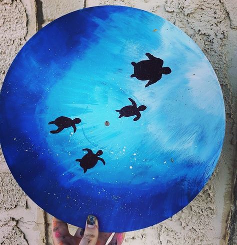 Cute Paintings On Circle Canvas, Circle Canvas Art Ideas, Round Painting Ideas Easy, Dvd Pintados, Circle Painting Ideas Easy, Vinyl Record Painting, Diy Acrylic Painting, Dvd Art, Vinyl Paintings