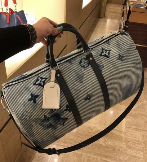 Duffle Bag Money, Lv Duffle Bag, Louis Vuitton Duffle Bag, Tas Lv, Luxury Luggage, Expensive Bag, Instagram Creator, Rich Girl Lifestyle, Handbag Essentials