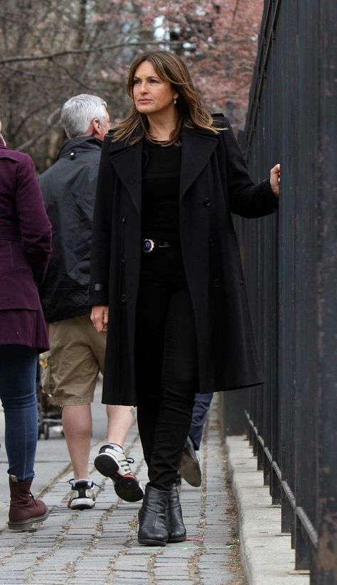 Detective Outfit, Tomboy Look, Capsule Wardrobe Essentials, Corporate Fashion, Tv Show Outfits, Olivia Benson, Law And Order Svu, Mariska Hargitay, Capsule Outfits