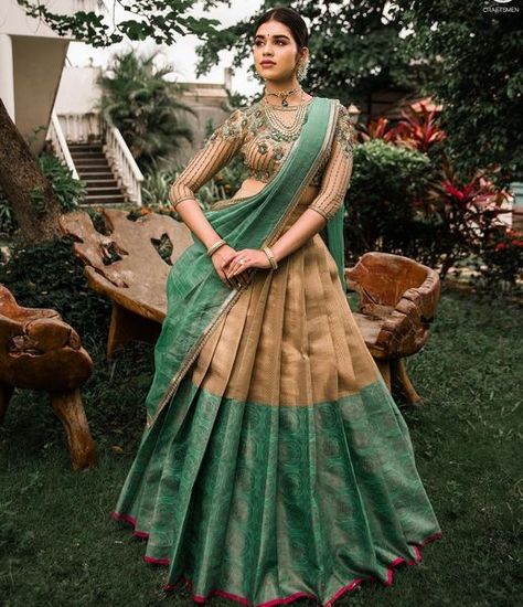 10 Designer bridal half-sarees that are sure to captivate every bride's heart! Green Saree Jewellery Ideas, Half Saree Draping, Langa Voni Designs, Coorg Wedding, Latest Half Saree Designs, Pattu Half Saree Designs, Pattu Half Saree, Pink Half Sarees, Lehenga Saree Design