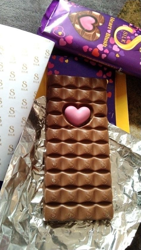 Dairy Milk Chocolate Snap, Heart Blush, Chocolate Tumblr, Cake Story, Eating Food Funny, Chocolate Pictures, Dairy Milk Chocolate, Snap Streak Ideas Easy, Snap Streak