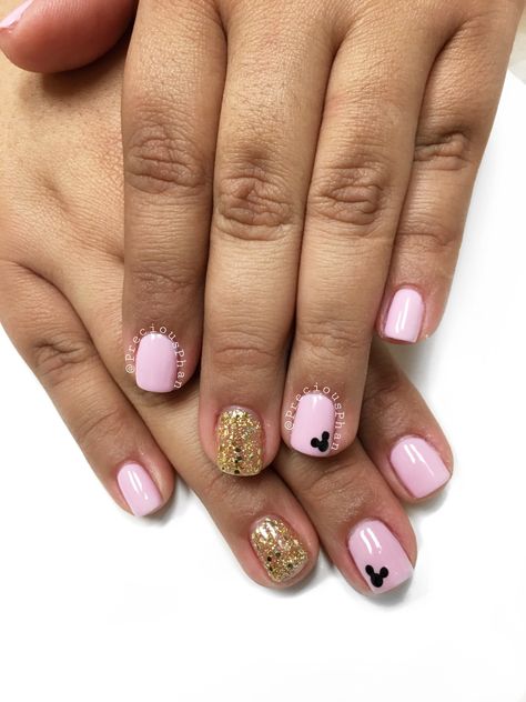 Mickey Mouse. Disneyland nails. Birthday nails. Pink and gold is the combo. #PreciousPhan Nails Pink And Gold, Hp Nails, Birthday Nails Pink, Mickey Mouse Disneyland, Disneyland Nails, Mouse Nails, Nails Birthday, Minnie Mouse Nails, Disney Cruise Vacation