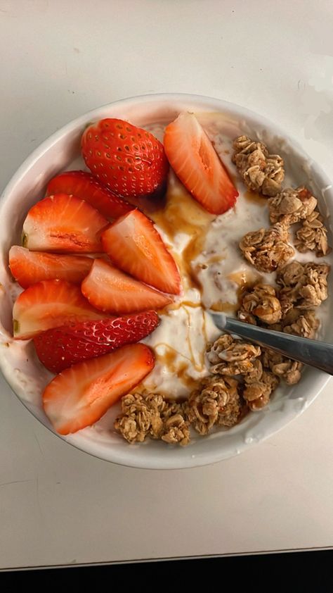 Yogurt Parfait Aesthetic, Yogurt Granola Bowl, Granola Yogurt Bowl, Desayunos Ideas, Strawberry Yogurt Parfait, Yogurt With Honey, Collage Food, Strawberry Granola, Honey Breakfast