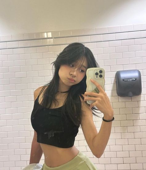 Amelia Wu, Princess Amelia, Cute Black Shirts, Image Swag, Hairstyles For Layered Hair, Fitness Inspiration Body, Cute Selfies Poses, Korean Hairstyle, Pretty Selfies