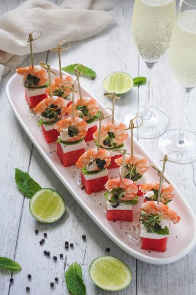 Impressive prawn tapas with watermelon and feta are irresistibly delicious and will impress any crowd. Perfect for entertaining, cocktail party or weddings! Prawns Appetizers, Cocktails And Canapes, Canapes Recipes, Mini Hamburgers, Cocktail Party Food, Beef Fillet, Roasted Fennel, Watermelon And Feta, Minced Meat