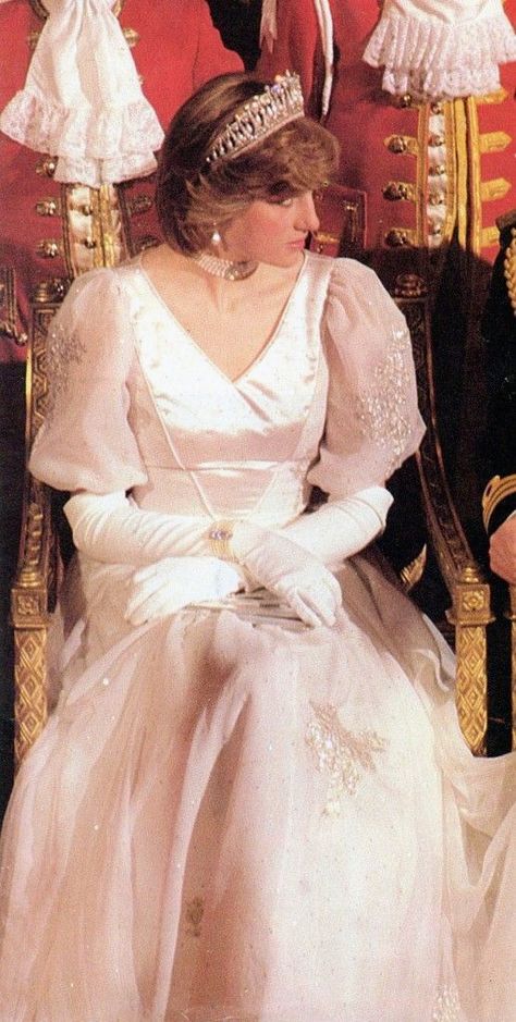 Princess Diana Dresses, Prins William, Princess Diana Fashion, Prins Harry, Princess Diana Family, Princess Diana Photos, Princess Diana Pictures, Princes Diana, Diana Fashion