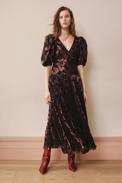 Rebecca Taylor Fall 2019 Ready-to-Wear collection, runway looks, beauty, models, and reviews. Feminine Wardrobe, Pleated Maxi Skirt, Dress Images, Jacquard Dress, Rebecca Taylor, Fashion Show Collection, Vogue Paris, City View, Pre Fall