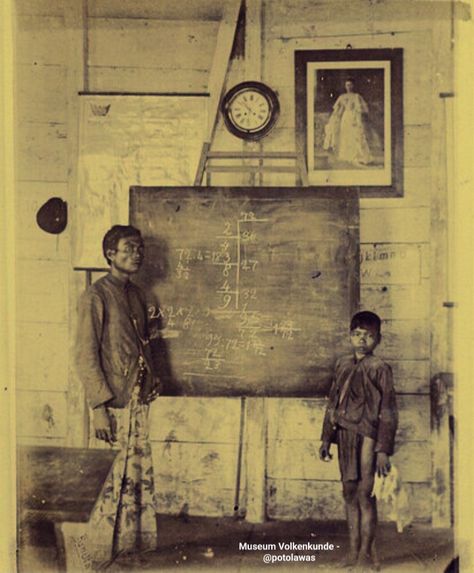 Guru dan seorang siswa di depan kelas sebuah sekolah di Bawalia Nias Timur. Ca. 1910. Tampak di latar belakang adalah ratu Belanda Wilhemmina (1880-1962). Hindia Belanda, Foto Shoot, Ethnic Art, Java, The Past, Indonesia, Education, History, Drawings