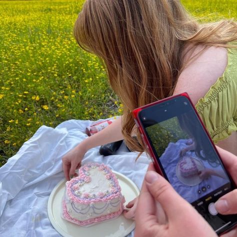 Birthday Cake Picnic Aesthetic, Cake Picnic Photoshoot, Picnic Birthday Photoshoot, Cottagecore Aesthetic Picnic, Birthday Picnic Photoshoot, Lehenga Photoshoot, Picnic Photo Ideas, Picnic Photoshoot Ideas, Bday Picnic