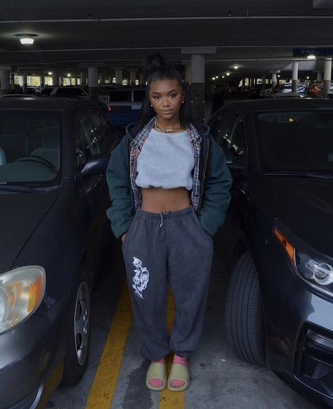 Cute Chill Outfits Black Women, Y2k Pfp Aesthetic, Chill Outfits Black Women, Sweatpants Outfit Black, Sweatpants Outfits Winter, Aerin Creer, Cute Chill Outfits, Y2k Pfp, Cute Sweatpants Outfit