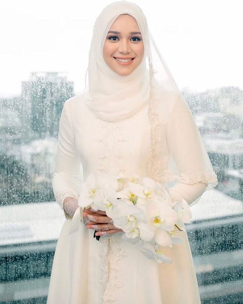 Baju Kurung Moden Style, Muslim Wedding Dress Hijab Bride, Wedding Kebaya, Wedding Dress Hijab, Malay Wedding Dress, Bridal Hijab Styles, Muslim Wedding Gown, Nikah Outfit, Modest Wedding Dresses With Sleeves