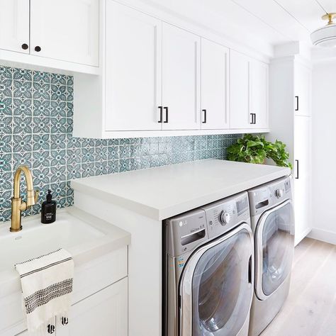 Pure Salt Interiors on Instagram: “Laundry rooms aren't just meant for laundry, they're also the perfect place for some cute styling & playful tile! ✨ #threearchbayproject //…” Laundry Room Countertop, Leave Design, Laundry Room Tile, Pure Salt Interiors, Organize Life, White Laundry Rooms, White Laundry, Laundry Room Layouts, White Shaker Cabinets