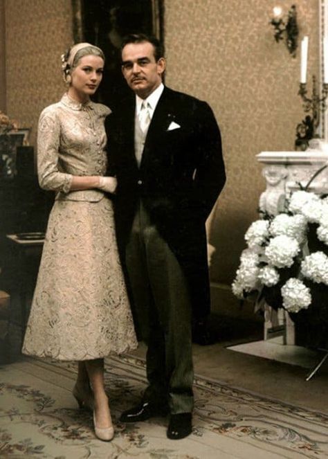 10 iconic wedding dresses that still inspire 43 Klasik Hollywood, Grace Kelly Wedding, Grace Kelly Style, Princess Grace Kelly, Prince Rainier, Monaco Royal Family, Estilo Real, Charlotte Casiraghi, Famous Couples