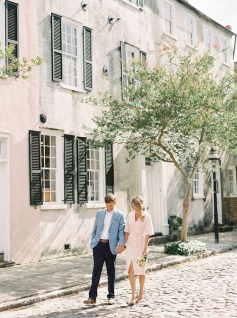 Charleston Engagement Pictures, Engagement Shoot Outfit, Charleston Engagement, Gold Photography, Engagement Picture Outfits, Spring Engagement Photos, Rainbow Row, Destination Engagement, Blooming Trees