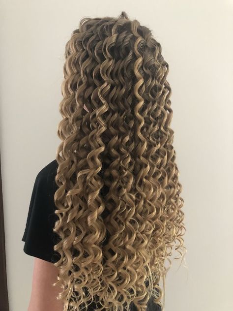 Spiral Perm Long Hair, Blonde Highlights Curly Hair, Hair Perms, Long Hair Perm, Highlights Curly Hair, Girl Hair Dos, Colored Curly Hair, Curly Hair Styles Easy, Pretty Hair Color