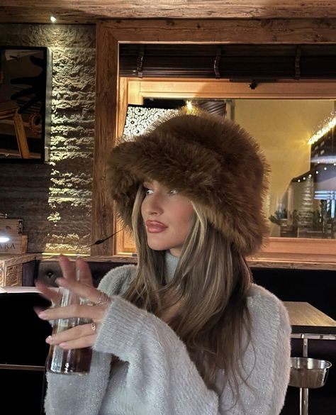 Fluffy Hat Winter Outfit, Fur Hat Winter Outfit, Fur Earmuffs Outfit, Fur Headband Aesthetic, Instagram Picture Ideas Christmas, Fur Hats Outfit, Aspen Night Outfit, Baclava Hat Outfit, Fuzzy Headband Outfit