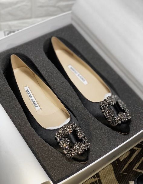 Manolo Flats, Manolo Blahnik Flats, Summer Outfit Accessories, Manolo Blahnik Sandals, Chic High Heels, Manolo Blahnik Black, Cinderella Shoes, Black Flats Shoes, Stunning Shoes