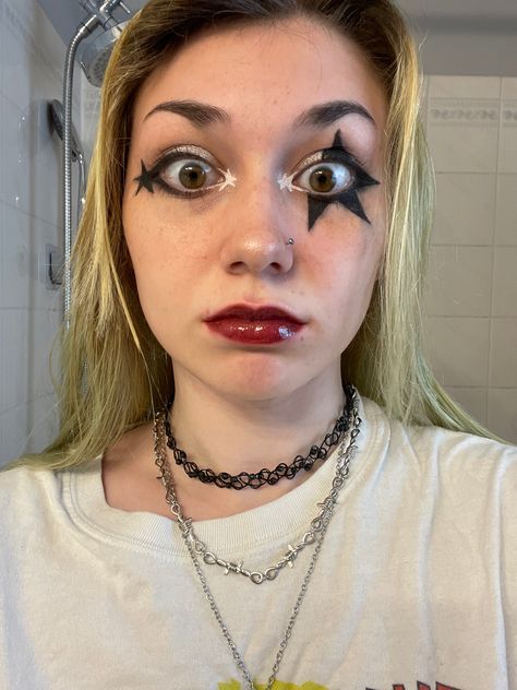 Eyeshadow Looks Alternative, Mosh Pit Makeup, Cool Alternative Makeup, Skater Makeup Look, 80s Rock Makeup Looks, Star Over Eye Makeup, Easy Creative Eyeliner Looks, Emo Punk Makeup, Art Punk Aesthetic