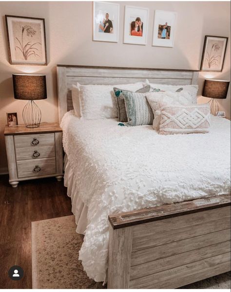 Bedroom Ideas Farmhouse Style, Accent Wall Decor Ideas, White Rustic Bedroom, Simple Farmhouse Bedroom, Rustic Farmhouse Bedroom Ideas, Fall Decoration Ideas, Bedroom Farmhouse Decor, Farmhouse Bed Frame, Bedroom Accent Wall