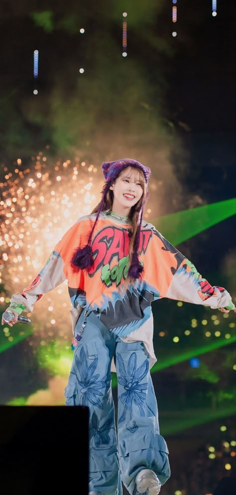 Iu Fashion Casual, Iu Concert Outfit Ideas 2024, Iu Concert Outfit Ideas, Iu Fashion Outfits, Iu Stage Outfits, Iu On Stage, Iu Concert Outfit, Iu Lightstick, Iu Style