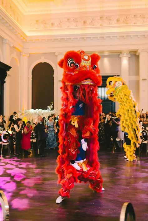 Chinese Dragon Dancers at Wedding Reception Chinese Modern Wedding, Chinese Theme Parties, Modern Chinese Wedding, Sakura Wedding, Chinese Lion Dance, Red Gold Wedding, Chinese Wedding Decor, Chinese Flowers, Dragon Wedding