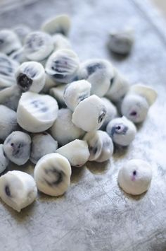 Blueberry Bites Recipe, Vegan Healthy Snacks, Yogurt Covered Blueberries, Blueberry Bites, Frozen Yogurt Blueberries, Yogurt Bites, Protein Bites, Detox Drinks Recipes, Frozen Blueberries