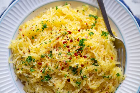 Keto Spaghetti Squash Aglio OIio with Olive Oil, Garlic and Parmesan - WickedStuffed Keto Recipe Blog Pan Green Beans, Keto Spaghetti Squash, Keto Spaghetti, Keto Side Dish, Keto Side, Olive Oil Garlic, Aglio Olio, Spaghetti Squash Recipes, Keto Side Dishes