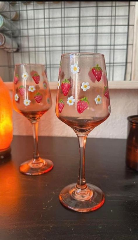 Painting Ideas On Wine Glasses, Birthday Wine Glass Ideas, Cocktail Glass Painting, Simple Wine Glass Painting Ideas, Cute Wine Glass Painting Ideas, Painted Wine Glasses Ideas Simple, Painted Wine Glasses Ideas, Glass Cup Painting Ideas, Painting Pottery Plates