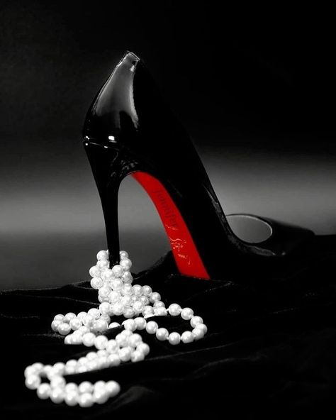 White Louboutin, Black And White Heels, Heels Aesthetic, Quirky Fashion, Aesthetic Women, Black And White Portraits, Red Aesthetic, Black Aesthetic, Christian Louboutin Pumps