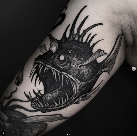 Scary Tattoo Designs, Hand Horror, Tattoo Ideas Dark, Angler Fish Tattoo, Arte Hippy, Leg Sleeve Tattoos, Around Arm Tattoo, Sea Tattoo, Wicked Tattoos