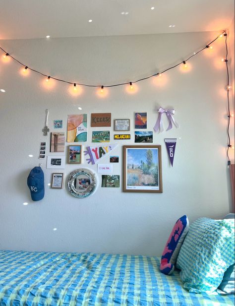 Gallery Wall With Pennant Flag, College Boy Room Decor, Dorm Bed Inspiration, Above Closet Decor, Hawaii Dorm Room, Dorm Room Designs Boho, Photo Wall Dorm, Dorm Set Up Layout, Dorm Room Inspo Aesthetic