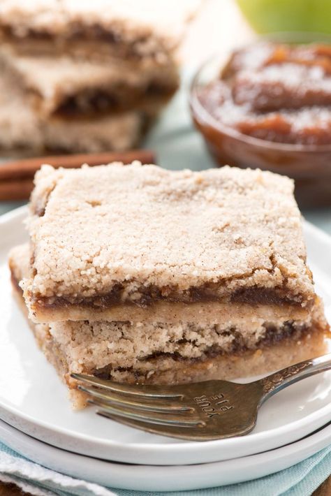 Apple Butter Pie Bars - an easy way to make an apple pie! Slab pie or pie bars are so much easier to serve and these are full of rich apple butter with a crumble topping. Apple Pie Slab, Apple Butter Pie, Homemade Cookie Bars, Apple Crumble Bars, Shortbread Bars Recipes, Butter Shortbread Cookies, Baked Apple Dessert, Autumn Baking, Apple Desserts Easy