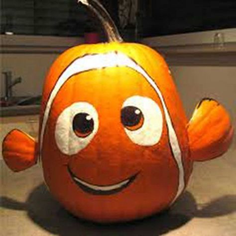 Finding Nemo Pumpkin...these are the BEST Carved & Decorated Pumpkin ideas for Halloween! Nemo Pumpkin, Pumkin Decoration, Creative Pumpkin Painting, Creative Pumpkin Decorating, No Carve Pumpkin Decorating, Halloween Decor Diy, Pumpkin Contest, Casa Halloween, Halloween Pumpkin Designs