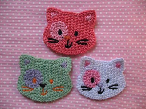 adorable crochet kittens Crochet Cat Apliques, Crochet Kittens, Crochet Cat Face, Crochet Cat Applique, Cat Applique Designs, Kat Haken, Crochet Cats, Crochet Embellishments, Crocheted Cat