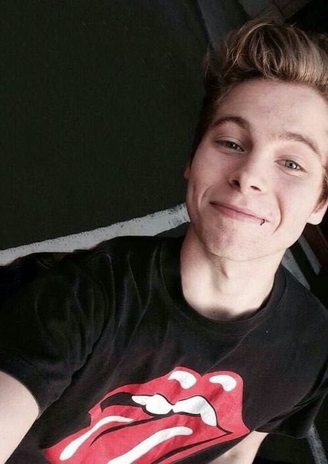 not your "daddy" - muke - kitten - Wattpad Luke Hemings, 5sos Luke, Luke Roberts, Five Seconds Of Summer, Michael Clifford, Calum Hood, 1d And 5sos, Lip Ring, Luke Hemmings