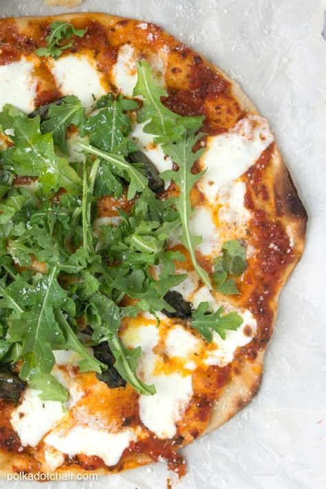 Recipe for home made Margherita Pizza with Arugula and Lemon Arugula Pizza Recipes, Crunchwrap Supreme, Arugula Pizza, Homemade Pizza Rolls, Arugula Recipes, Pizza Salad, Lemon Salad, Naan Pizza, Pizza Recipes Easy