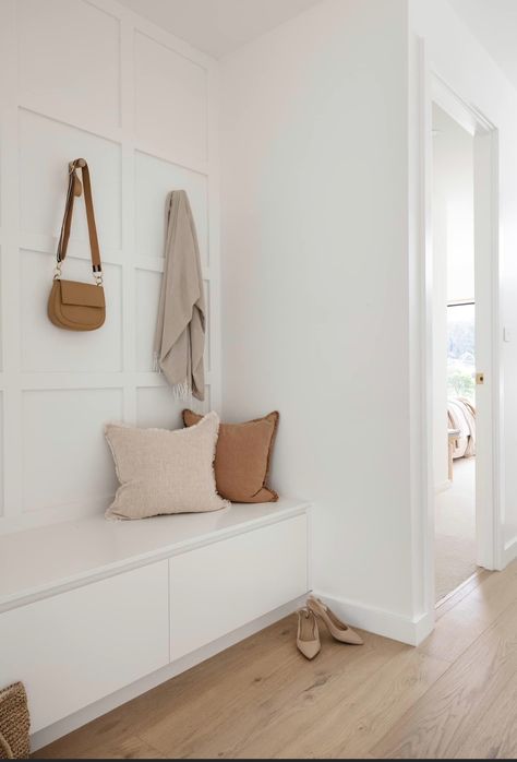 Coastal Mud Room Ideas, Mudroom Beach House, Beachy Mudroom Ideas, Coastal Drop Zone, Beach House Mud Room, Hallway Cupboards, Mudroom Design, Entrance Ways, Home Entrance Decor