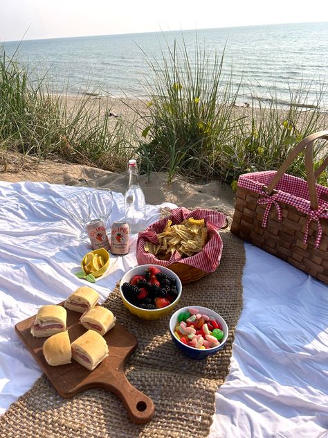 Beach Picnic For 2, Beach Picnic Breakfast, Beach Pick Nick, Beach Picnic Aesthetic Friends, Picnic Beach Ideas, Beach Set Up Ideas, Picnic Ideas Beach, Beach Picnic Food, Birthday Beach Picnic