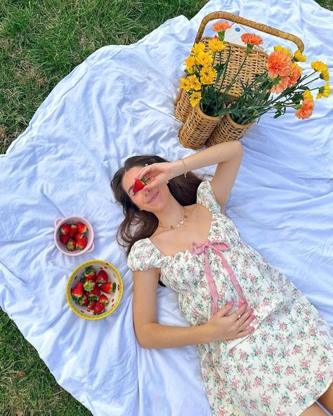 It’s picnic season!🌼🍓📖🌸🧡 #springpicnic #springdress #springoutfit #picnicdate #springflowers Picnic Fits, Picnic Poses, Summer Photo Shoot, Picnic Photo Shoot, Aesthetic Picnic, Birthday Shots, Spring Inspo, Company Picnic, Picnic Wedding