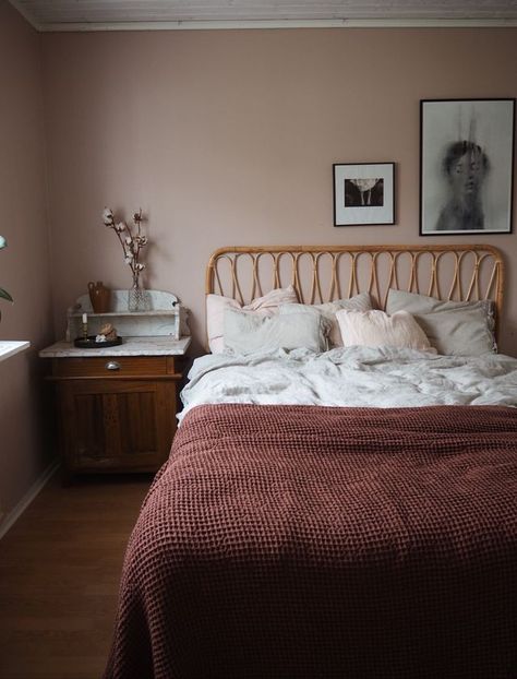 Väggen är målad med Anemon 656 Fresh Bedroom, Pink Bedroom, Bedroom Inspo, Room Decor Bedroom, Victorian Homes, Guest Bedroom, Small Bedroom, Bedroom Makeover, Girls Bedroom