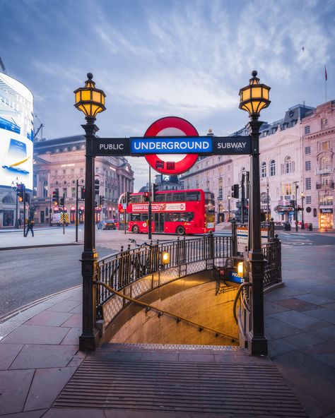 Whether travelling on London's buses or London underground, check out the best London transport tickets including Visitor Oyster card and London Travelcard. London Underground Posters, Oyster Card London, London City Airport, Oyster Card, Travel Tickets, Cities To Visit, Explore City, London Transport, London Bus