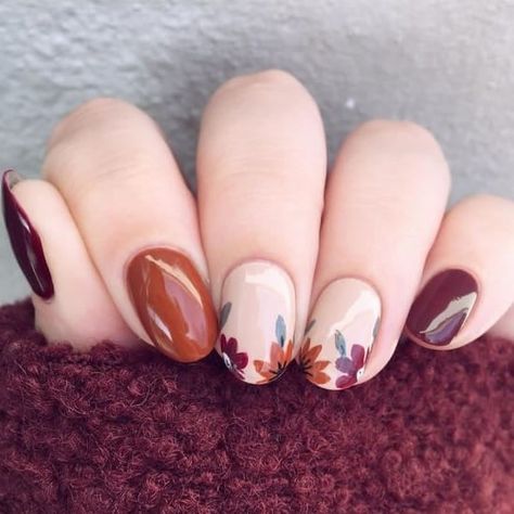 November Nail Designs, Flowers Nail Art, Thanksgiving Nail Designs, Thanksgiving Nail, Simple Fall Nails, November Nails, Fall Gel Nails, Floral Nail Art, Thanksgiving Nails