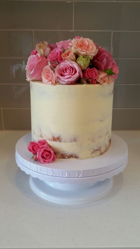 Fresh Rose Cake, Birthday Cake Real Flowers, Birthday Cake With Real Flowers, Cake With Real Roses, Cake With Flowers On Top, Wedding Cake Floral Design, Simple Elegant Cakes, Bday Plans, One Tier Cake