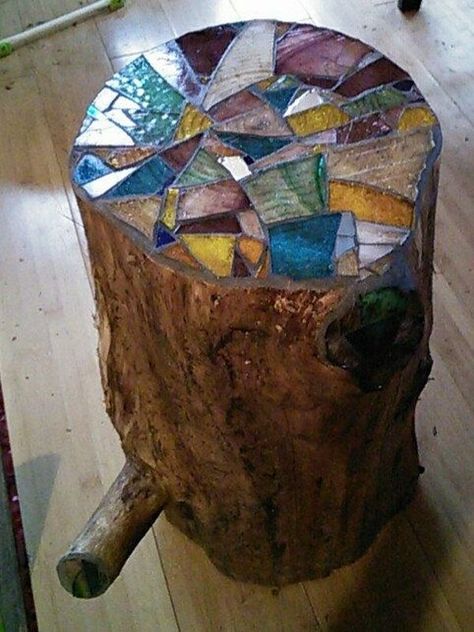 How To Use Stained Glass To Impart A Unique Look To Your Home Diy Mosaic Garden, Stump Table, L'art Du Vitrail, Stained Table, Diy Mosaic, Mosaic Stained, Mosaic Madness, Mosaic Table, Stained Glass Diy