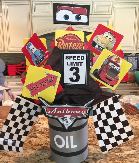 Car Birthday Table Decor, Lighting Mcqueen Centerpieces, Cars Centerpiece Ideas, Race Car Centerpiece Ideas, Disney Cars Theme Birthday Party, Piñata Cars, Ferrari Party, Mcqueen Party, Disney Cars Theme